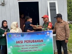Babinsa Dampingi Pegawai Puskesmas Bagikan Telur Untuk Balita Di Wilayah Binaannya