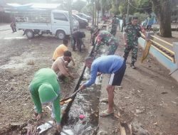 Peduli Kebersihan Lingkungan, Koramil-05 Kodim 1404/Pinrang Laksanakan Kerja Bakti Bersihkan Saluran Air Bersama Warga