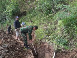 Antisipasi Banjir Dan Longsor, Babinsa Koramil-02/Sinjai Barat Kodim 1424/Sinjai Bersama Warga Bersihkan Saluran Air Yang Tertutup Tanah