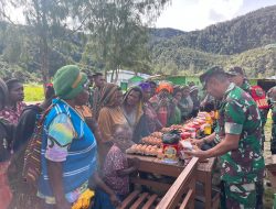 DANRAMIL 1703-04/ARADIDE BERSAMA ANGGOTA BABINSA NYA MELAKSANAKAN KEGIATAN PEMBAGIAN BINGKISAN NATAL KEPADA MASYARAKAT BINAAN