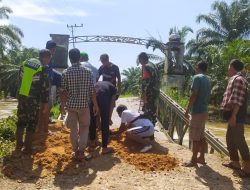 Respon Cepat Kesulitan Warga, Koramil 09/Trumon Tengah Turun Bantu Perbaiki Jembatan Ambruk