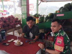 Babinsa Komunikasi Sosial Dengan Pedangang Buah