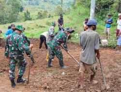 Personel Koramil 1424-06/Sinjai Borong Kodim 1424/Sinjai Bersama Aparat Kewilayahan Bersihkan Kiri Kanan Jalan