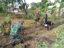 Cegah Banjir, Koramil-07/Lembang Kodim 1404/Pinrang Bersihkan saluran air Bersama Warga