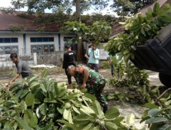 Babinsa Serka La Muni Bersama Warga Gotong Royong Bersihkan Lorong di Desa Lhok Igeuh