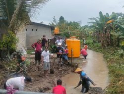 Perlancar Saluran Air,Babinsa Kelurahan Juata Permai Pelopori Gotong – Royong