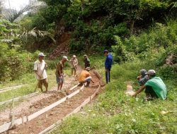 Babinsa Tompobulu Posramil 1424-01/Bulupoddo Kodim 1424/Sinjai Gelar Karya Bakti Pembersihan Dan Pemasangan Mal Pengecoran Jalan Tani