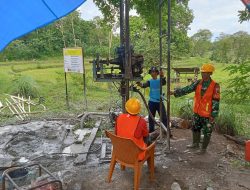 Babinsa Aska Koramil 1424-05/Sinjai Selatan Kodim 1424/Sinjai Laksanakan Pendampingan Pembuatan Sumur Bor