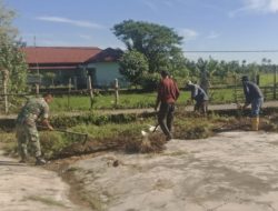 Babinsa Koramil 15/Tiro Gelar Gotong Royong Bersama Warga Desa Mancang