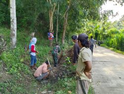 Semangat Gotong Royong, Koramil 02 Enrekang Gelar Karya Bhakti Bersihkan Selokan