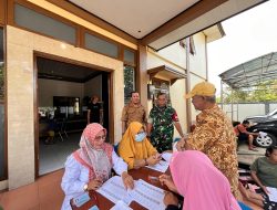 Babinsa Koramil 0907/01 Tartim Bantu Salurkan Bantuan Beras Untuk Keluarga Penerima Manfaat