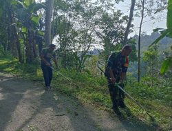 Babinsa Koramil 1424-06/Sinjai Borong Kodim 1424/Sinjai Bersama Warga Karya Bakti Pembersihan Kiri Kanan Jalan