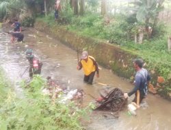 Optimlkan sistem irigasi dengan Baik Babinsa Kel. Tanete Bersama warga bahu membahu bersihkan saluran irig