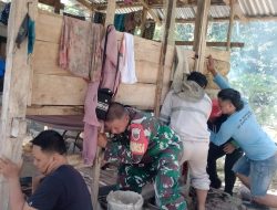 Jalin Keakraban, Babinsa nKoramil-05 Kodim 1404/Pinrang Bantu Warga Pindahkan Rumah Kebun