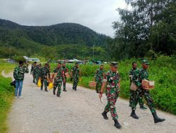 DANRAMIL 1703-04/ARADIDE BERSAMA ANGGOTA BABINSA NYA MELAKSANAKAN KEGIATAN PEMBAGIAN BINGKISAN NATAL KEPADA PENDETA DAN JEMAAT GEREJA MARANATA ARADIDE.