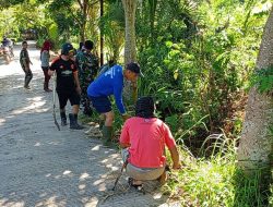 Anggota Koramil 1419-03/Baraka Bersama Warga Bersihkan Seloka