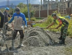 Tunjukkan Kepeduliannya, Babinsa Membantu Warga Pada Pembangunan Rumah di Leupu