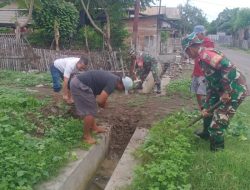Danramil-02/Mattiro Sompe Kodim 1404/Pinrang Pimpin Kerja Bakti Bersihkan Saluran Air