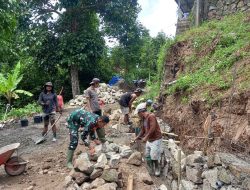 Babinsa Koramil-03/Sinjai Tengah Kodim 1424/Sinjai Bersama Warga Karya Laksanakan Bakti Pembuatan Talud dan Drainase