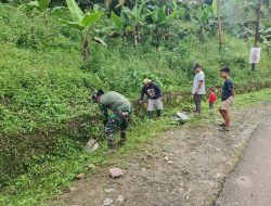 Ba Tuud Pimpin Personel Koramil 1419-04/Alla Karya Bakti Pembersihan Selokan