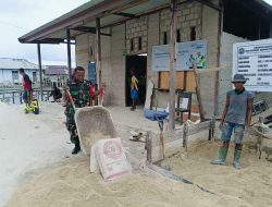 Wujudkan Manunggal TNI-Rakyat, Babinsa Bantu Warga Bangun Rumah
