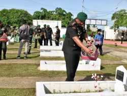 Sambut Hari Juang TNI AD Ke-79, Dandim Merauke dan Anggota Serta Persit Ikuti Ziarah Rombongan