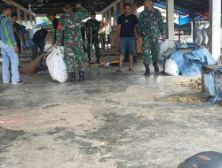 Anggota Koramil 01 Maiwa Melaksanakan Karya Bakti Pembersihan Sampah Pasar Maroangin