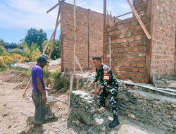 Wujudkan Manunggal TNI-Rakyat, Babinsa Koramil 06/Kofiau Bantu Warga Bangun Rumah