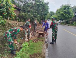 Jumat Bersih Anggota Koramil /02 Enrekang Karya Bakti Bersihkan Selokan
