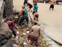 Jembatan Tersumbat Tumpukan Sampah, Babinsa Bersama Warga Sigap Lakukan Gotong Royong