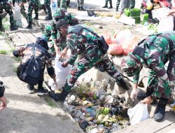Sambut Hari Juang TNI AD Ke-79, Personel Kodim Merauke Karya Bakti Bersihkan Pantai dan Pasar