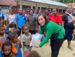 Kodim 1805/Raja Ampat Bagikan Kaos Natal Kasad di SD Getsemani Saporkren