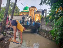 Wujudkan Aksi Bhakti Di Hari Juang TNI AD Kasdim Loteng Pimpin Karya Bhakti Pembersihan Kali di Leneng