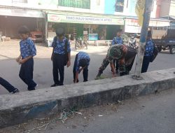 Babinsa Koramil-06 Kodim 1404/Pinrang Bersama Siswa-siswi Kerja Bakti Bersihkan Pasar