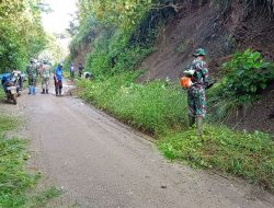Anggota Koramil 1419-03/Baraka Bersama Warga Bersihkan Selokan