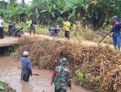 Penuhi Kebutuhan Air Petani, Koramil-04/Paleteang Kodim 1404/Pinrang Bersihkan Saluran Irigasi