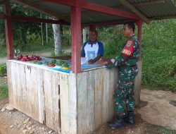 Jalin Kedekatan, Babinsa Koramil 1801-01/Manokwari Rutin Komsos Dengan Warganya