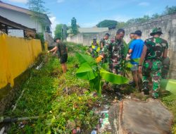 Ciptakan Lingkungan Bersih Babinsa Kodim 1404/Pinrang Bersama Warga Melaksanakan Kerja Bakti Pembersihan Saluran Air