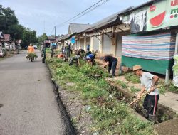 Personil Pos Ramil 1424-05/Tellullimpoe Kodim 1424/Sinjai Gelar Karya Bakti Pembersihan Saluran Air