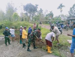 Babinsa Batubelerang Koramil-06/Sinjai Borong Kodim 1424/Sinjai Gelar Karya Bakti Pembersihan Dan Perbaikan Parit Jalan