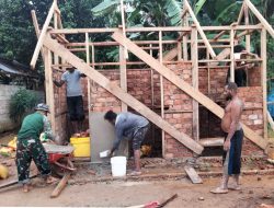 Babinsa Koramil Muting Bersama Masyarakat Kerja Bhakti Membuat MCK Umum