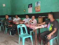 Babinsa Koramil 15/Tiro Laksanakan Komsos di Warung Kopi , Perkuat Silaturahmi dengan Warga Lhok Igeuh