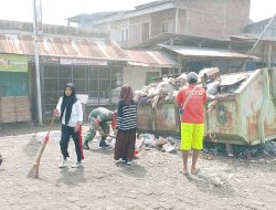Personel Koramil-02/Sinjai Barat Kodim 1424/Sinjai Bersama Masyarakat Laksanakan Karya Bakti Pembersihan Pasar Arabika