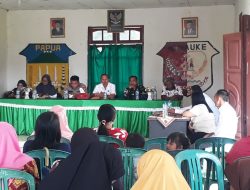 Danramil Elikobel Dampingi Kepala Kampung Metaat Makmur Salurkan BLT Kepada Masyarakat