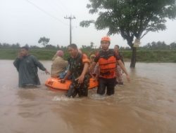 Babinsa 1405-07/Tanete Rilau Pantau Wilayah Pasca Hujan Deras, Akses Jalan Terputus, Evakuasi Warga Gunakan Perahu Karet