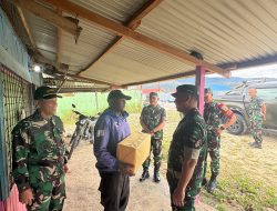 DANDIM 1703/DEIYAI MENYALURAN BANTUAN TALI ASIH BERUPA PEMBERIAN SEMBAKO KEPADA PURNAWIRAWAN TNI DAN TOKOH BERPENGARUH DI WILAYAH KAB. DEIYAI