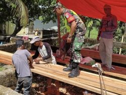 Babinsa Geumpang Bantu Warga Persiapkan Material Pembangunan Rumah di Desa Keune
