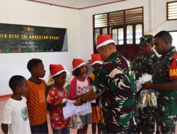 Kodim 1707/Merauke Bagikan Bingkisan Natal Kepada Anak-Anak Kampung Urumb