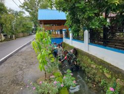 Cegah Banjir, Babinsa Koramil 1424-01/Sinjai Utara Kodim 1424/Sinjai Gelar Karya Bakti Pembersihan Selokan