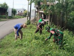 Babinsa Lappa Koramil 1424-01/Sinjai Utara Kodim 1424/Sinjai Bersama Warga Laksanakan Karya Bakti Pembersihan Jalan
